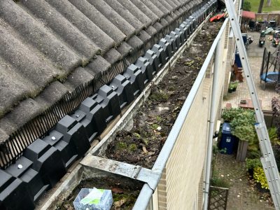 Vogelwering hier is vogelwering ge maakt door dakdekker online om vogels onder het pannen dak vandaan te houden